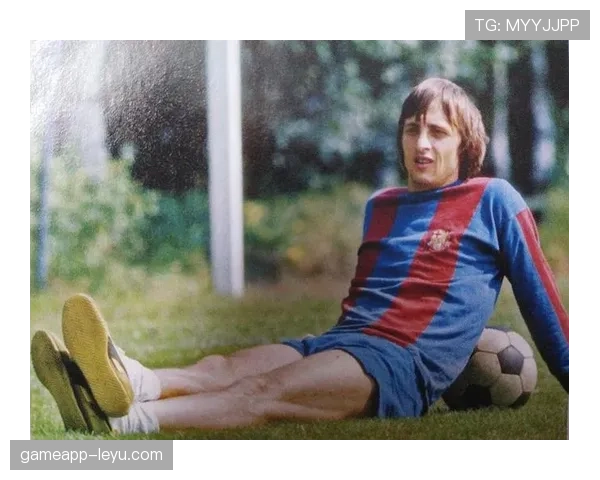 克鲁伊夫技术全面性引领足球战术革命,未来发展备受瞩目 克鲁伊夫技术全面性引领足球战术革命,未来发展备受瞩目