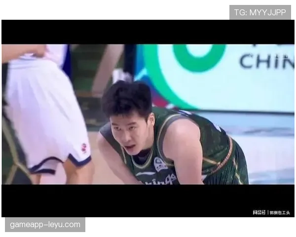 无语，郭昊文赛后拎着大牌包去路边摊吃豆浆，这生活反差有点刺眼